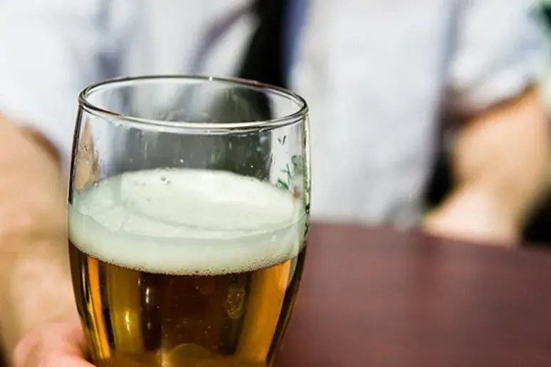 Heavy drinking in middle age linked to memory decline 