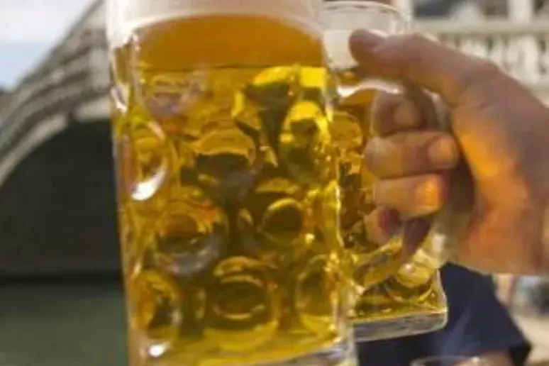 Alcohol consumption 'staves off dementia'