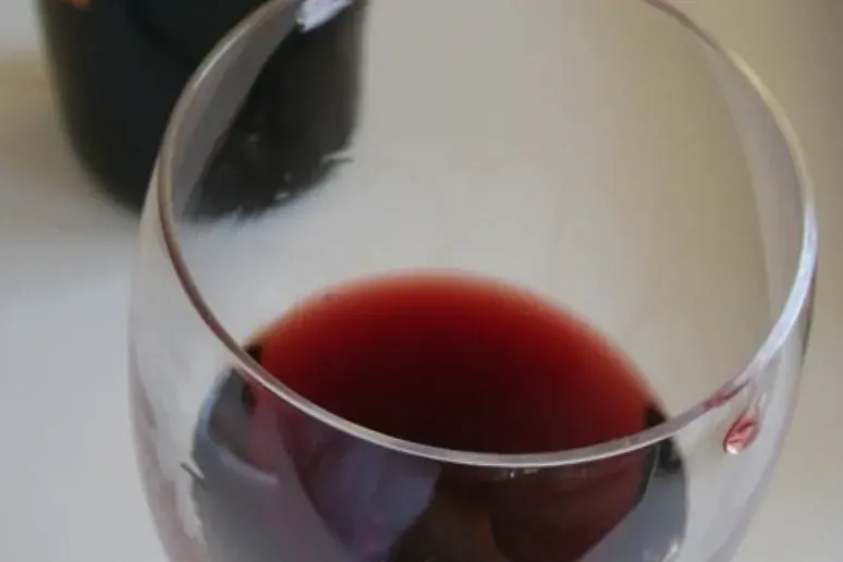 Red wine ingredient 'stops growth of breast cancer'